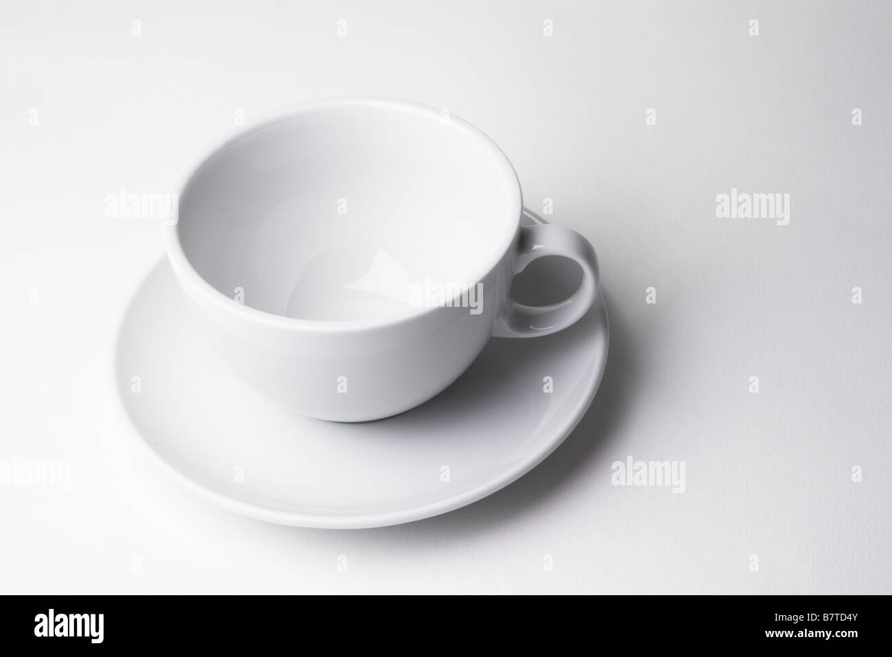 Leere Tasse auf weißem Hintergrund. Stockfoto
