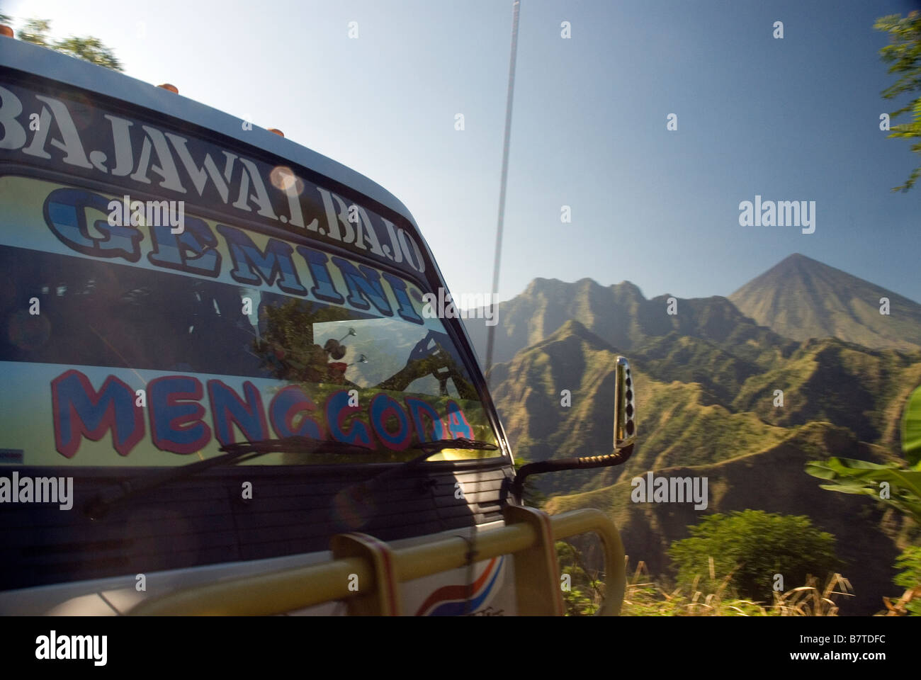 Backcountry-Bus vorbei Gunung Inerie Vulkan zentrale Flores Stockfoto