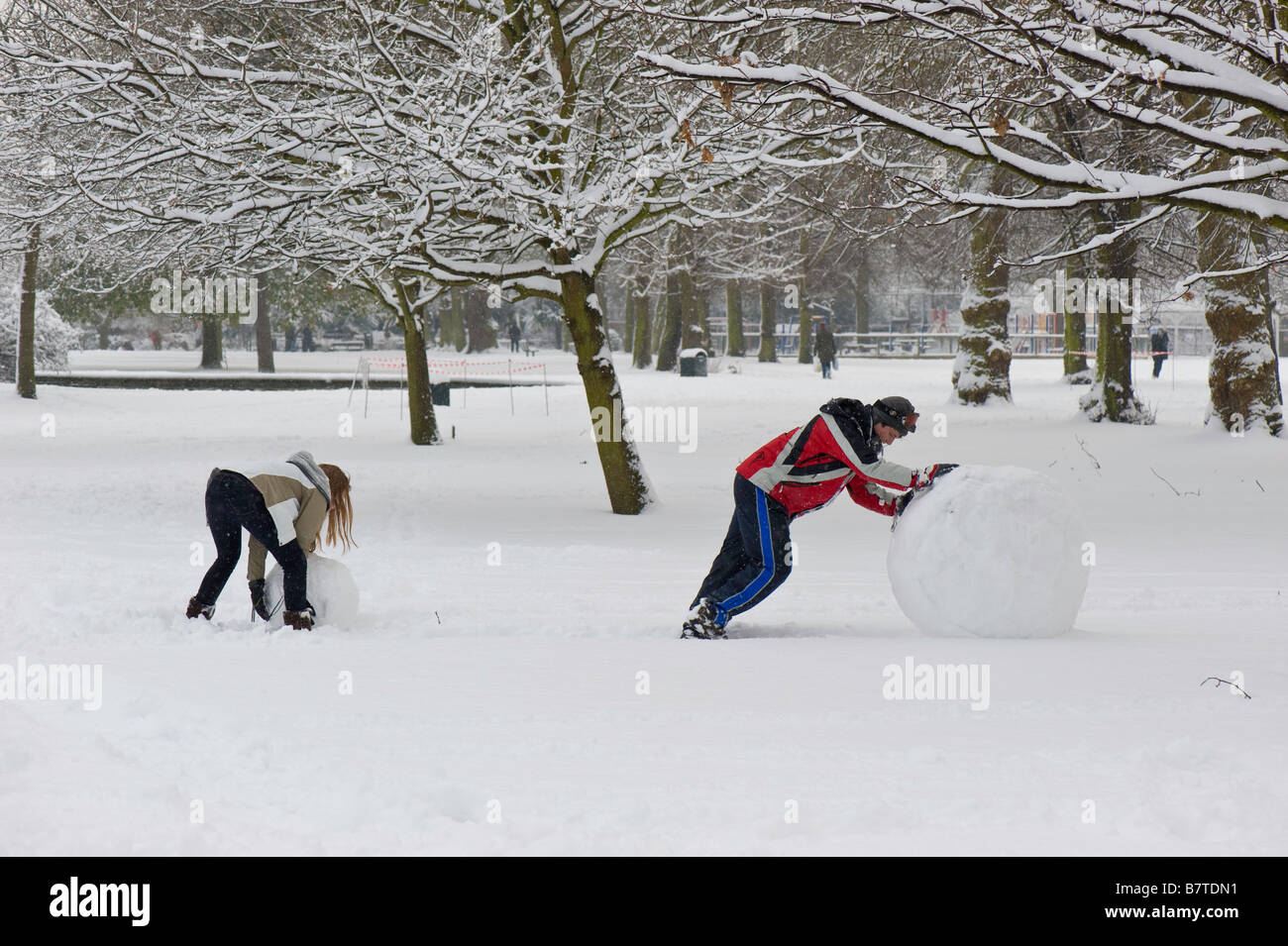 Junge Menschen spielen in Walpole Park bedeckt im Februar Schnee Ealing London W5 Vereinigtes Königreich Stockfoto
