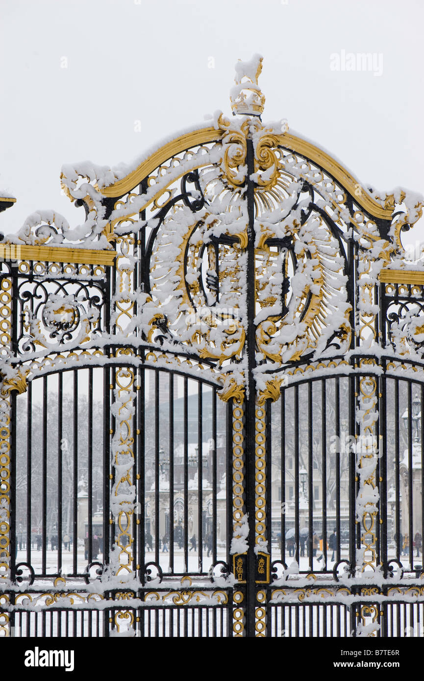 Tor zum Green Park bedeckt Schnee London Vereinigtes Königreich Stockfoto