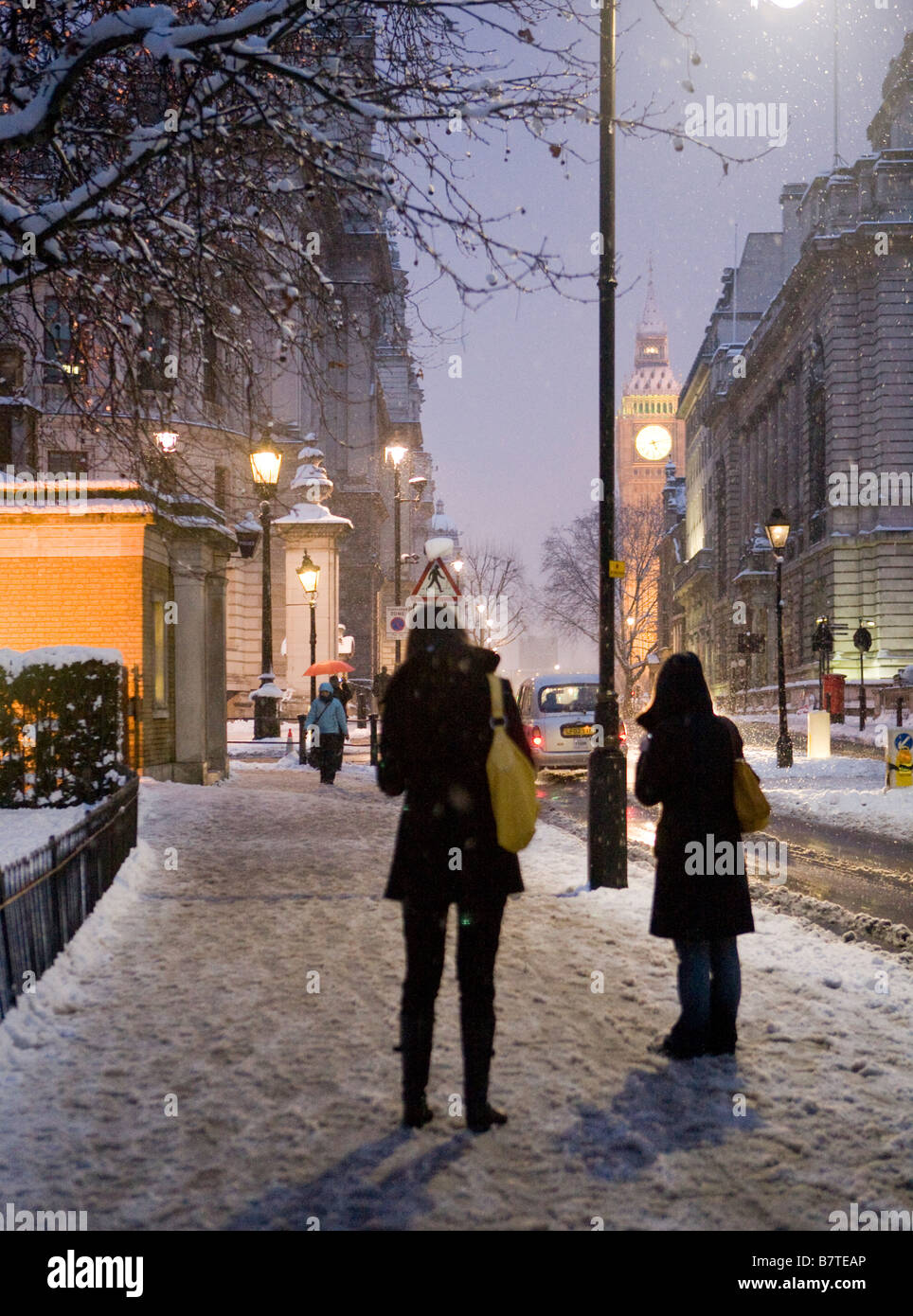 Schnee in die Ecke der Vogelkäfig gehen mit Big Ben London UK Europe Stockfoto