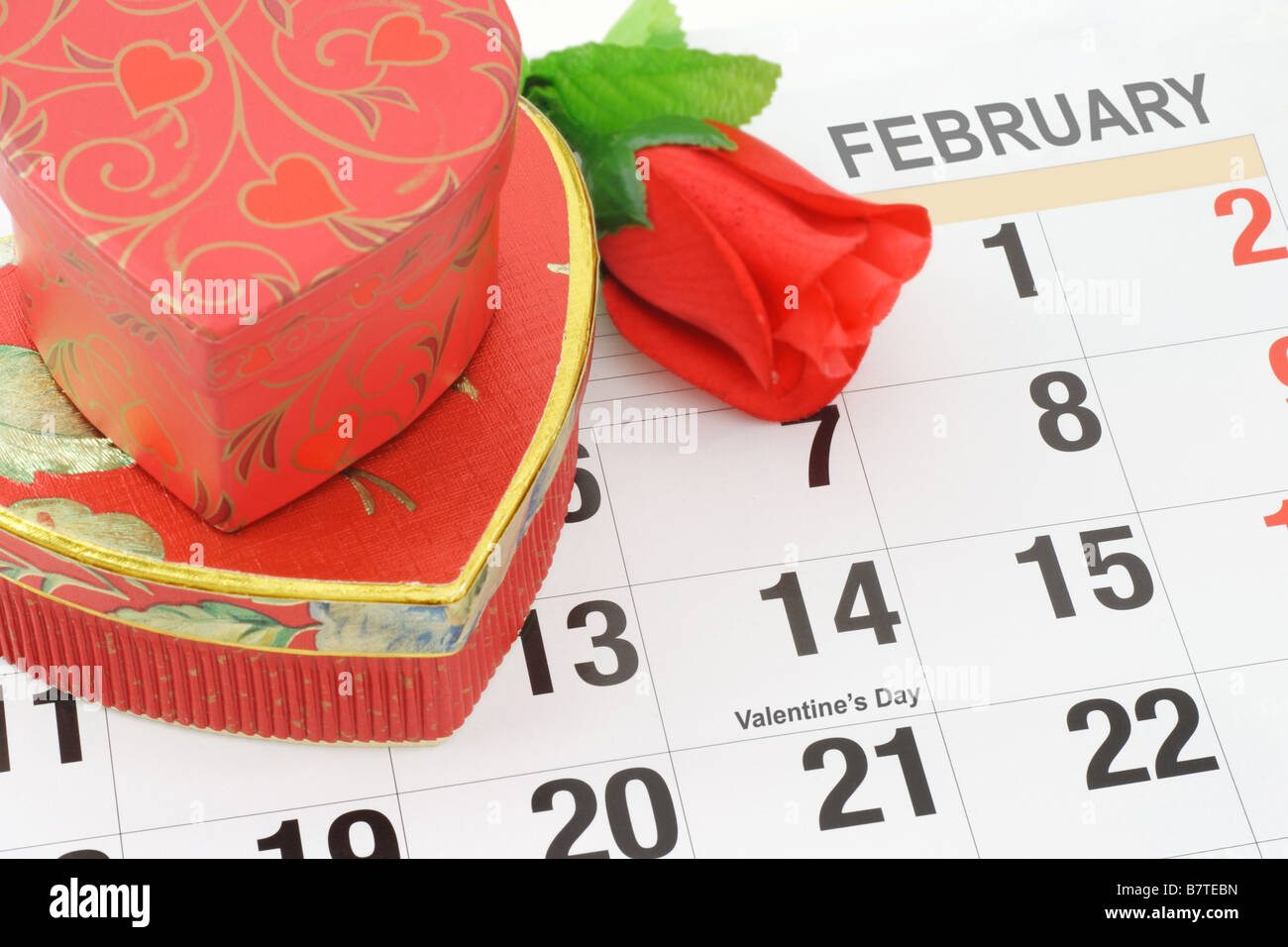 Herz-Form-Geschenk-Boxen und Rose Kalenderblatt mit Valentine s Datum Stockfoto