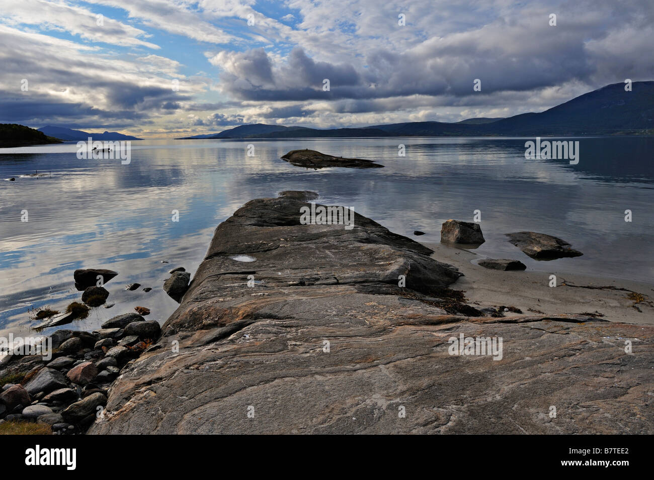 Abendlicht am inneren Fjord in der Nähe von Ostervik Nord West Norwegen zu beruhigen Stockfoto