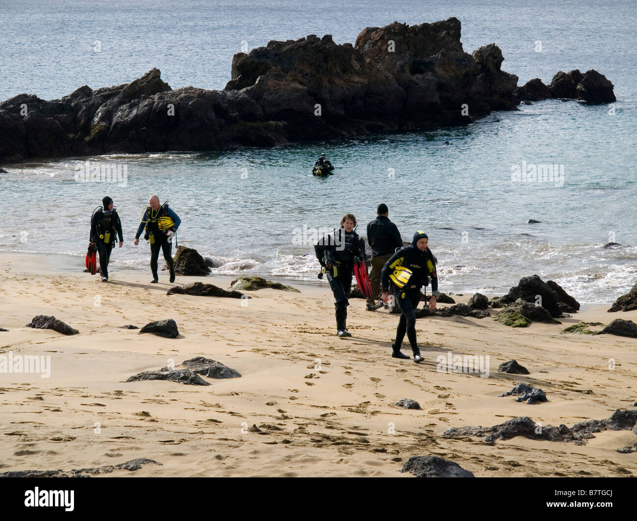 Taucher aus dem Wasser in der Ausbildungsstätte in Puerto del Carmen Lanzarote Kanarische Inseln Stockfoto