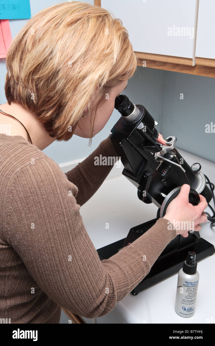 Ein Optiker-Laborant prüft ein paar Brillen für das richtige Rezept. Stockfoto