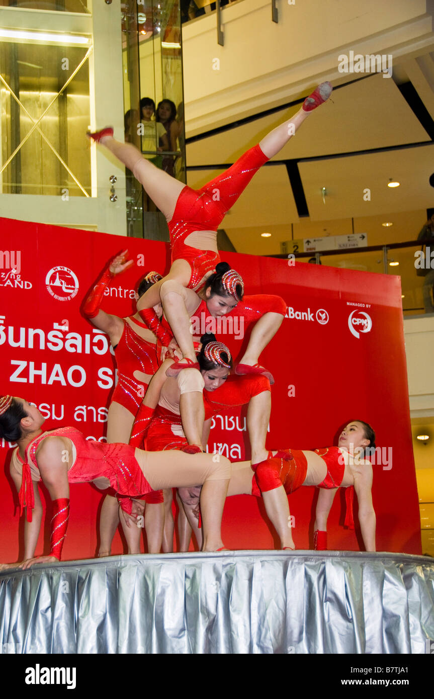 Chinesische Akrobaten durchführen an Chinese New Year show in Bangkok Thailand Stockfoto