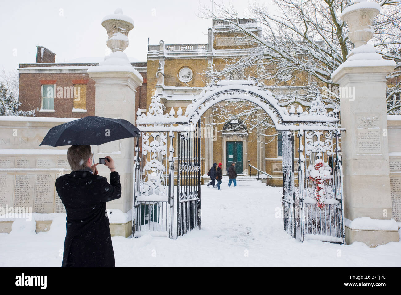 Mann ist Pitzahanger Manor in Walpole Park Februar verschneiten Ealing London W5 Vereinigtes Königreich fotografieren. Stockfoto