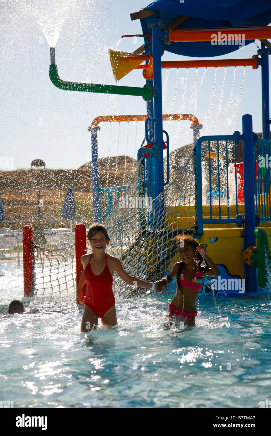 Mädchen spielen im öffentlichen Schwimmbad Meneffe Tal riverside County Kalifornien Herr Stockfoto