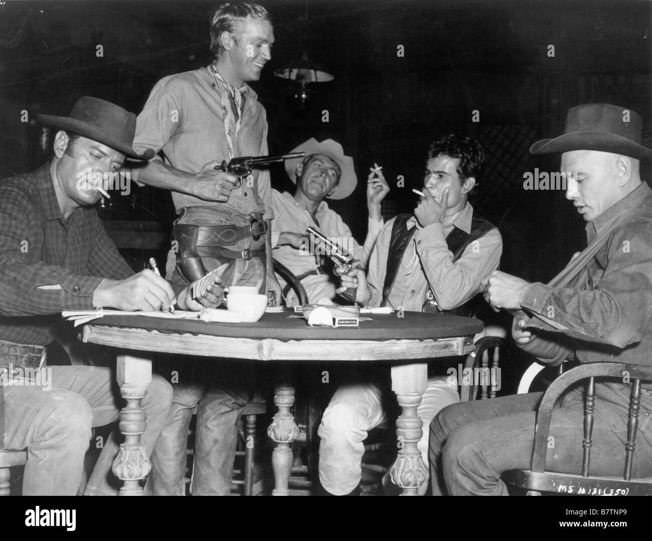 Die glorreichen Sieben Jahr: 1960 USA Regie: John Sturges Brad Dexter, Steve McQueen, James Coburn, Horst Buchholz, Yul Brynner auf dem Set Stockfoto