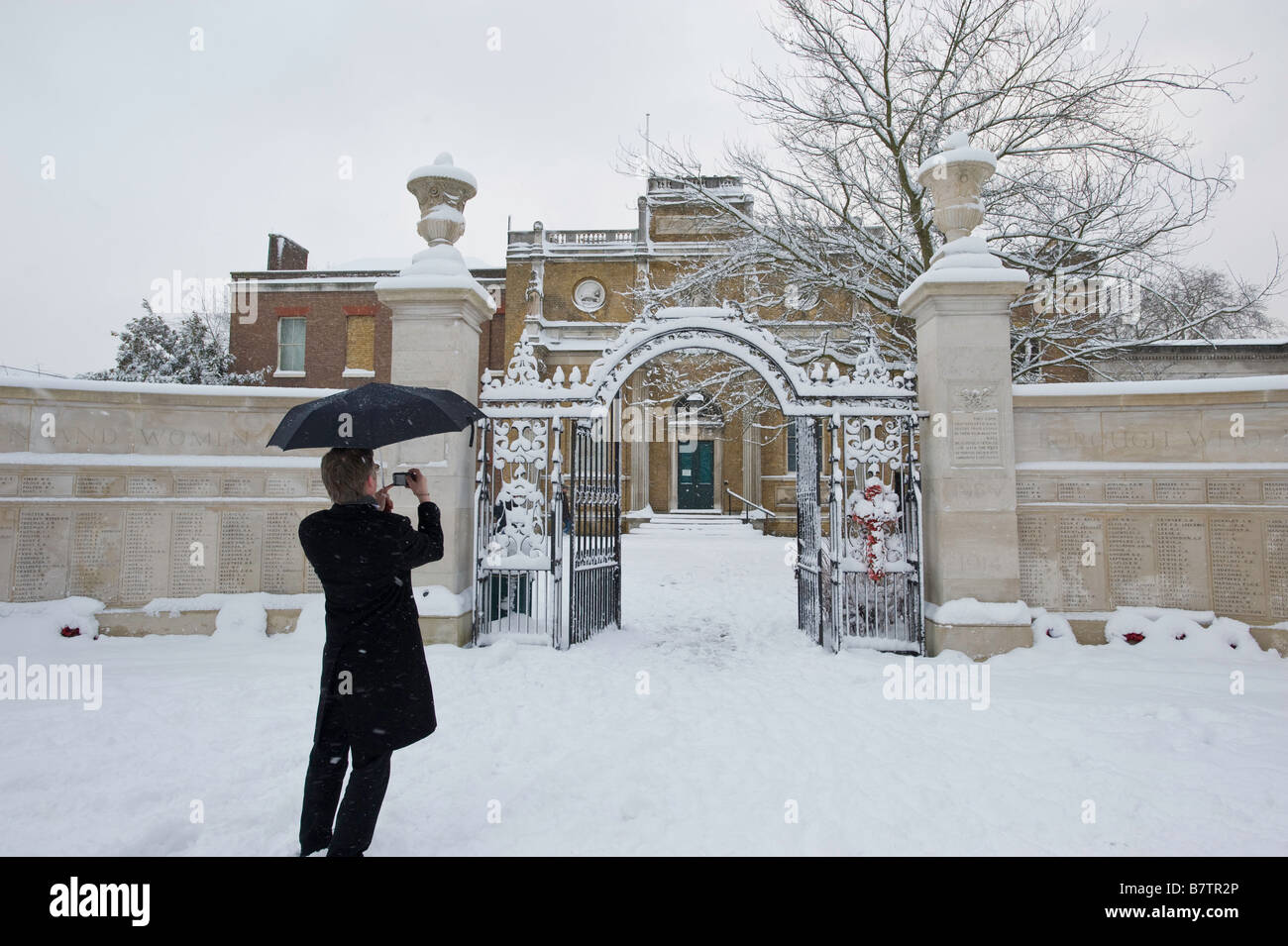 Mann ist Pitzahanger Manor in Walpole Park Februar verschneiten Ealing London W5 Vereinigtes Königreich fotografieren. Stockfoto