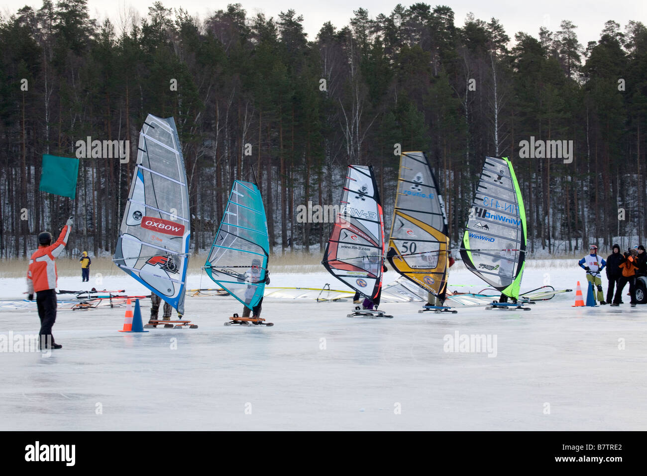 Windsurfen auf dem Seeeis im Winter Finnland Stockfoto