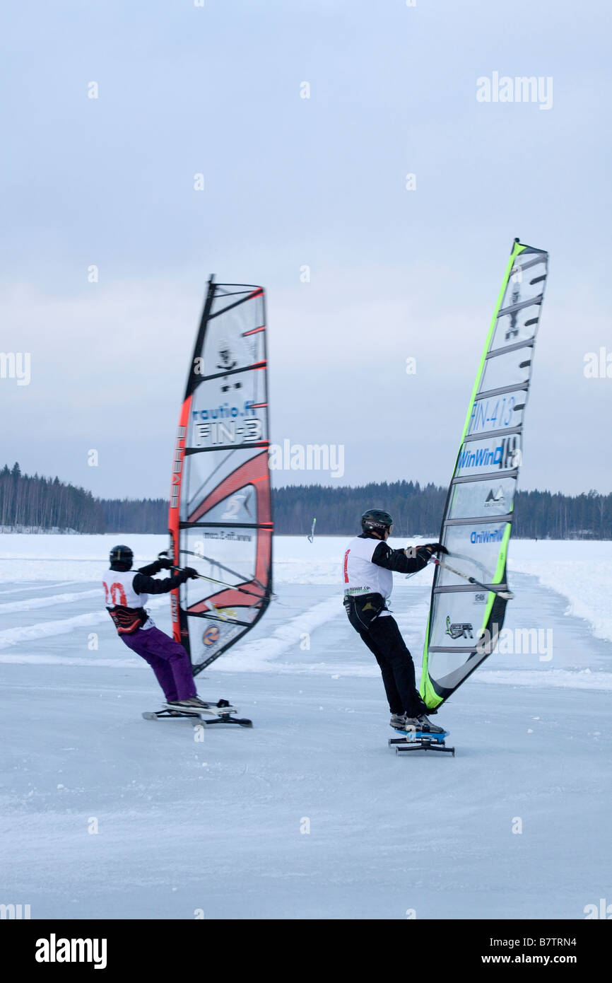Windsurfen auf dem Seeeis im Winter Finnland Stockfoto