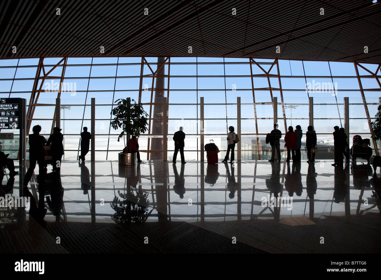 Passagiere im neuen Terminal 3-Gebäude am Flughafen Peking China Stockfoto