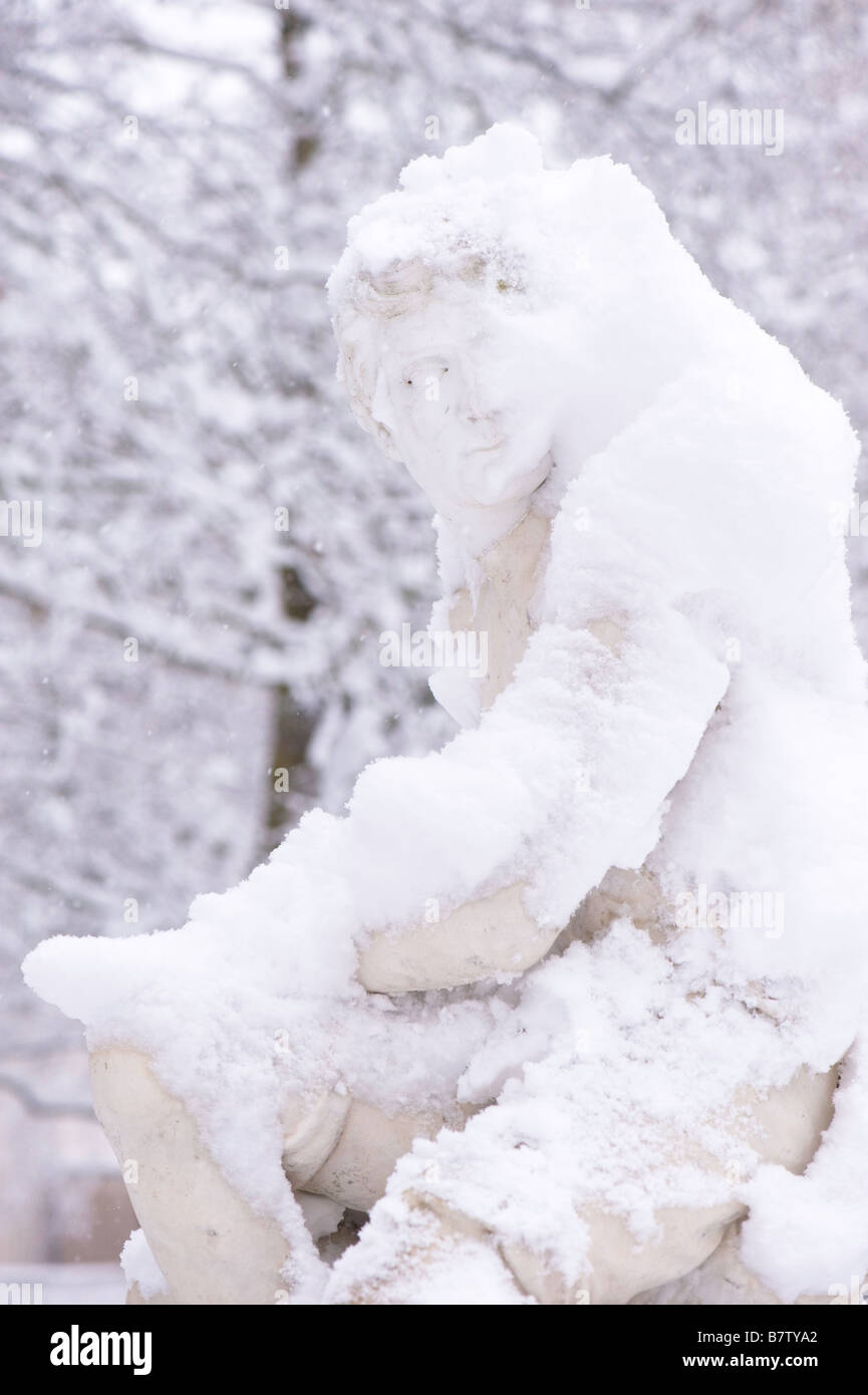 Statue in St James Park bedeckt Schnee London Vereinigtes Königreich Stockfoto