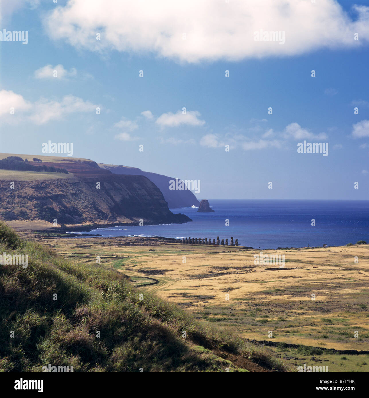 Blick vom Ranu Raraku mit der Ahu Tongariki im Hintergrund Stockfoto