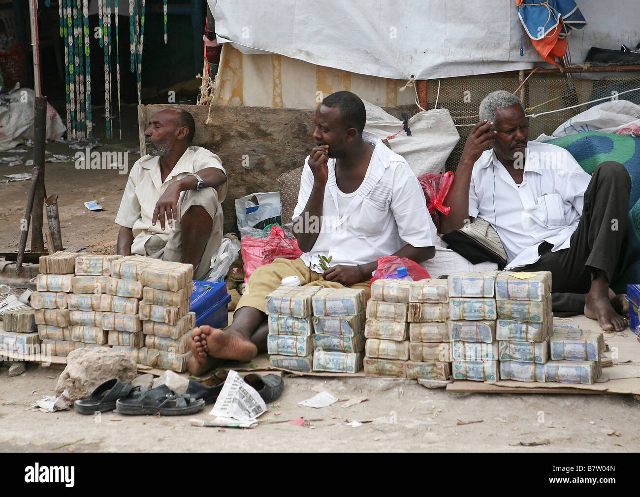 Geldwechsler mit Stapeln von Somaliland Schilling, Hargeisa, Somaliland, Somalia, Afrika Stockfoto