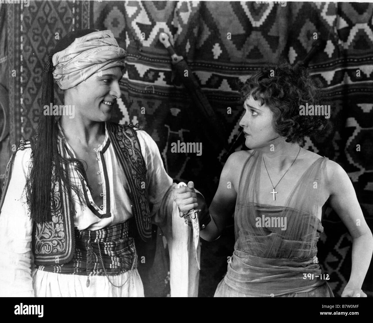 Der Scheich Jahr: 1921 USA Rudolph Valentino, Agnes Ayres Regie: George Melford Stockfoto