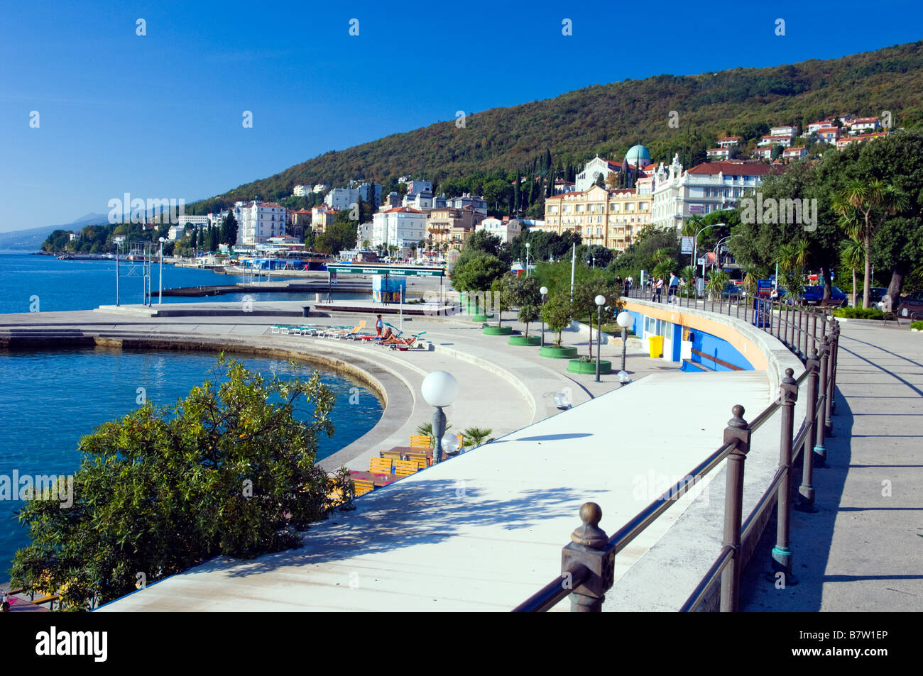 Die Lungomare Promenade am Meer mit Blick auf die KvarnerBucht in Opatija Kroatien