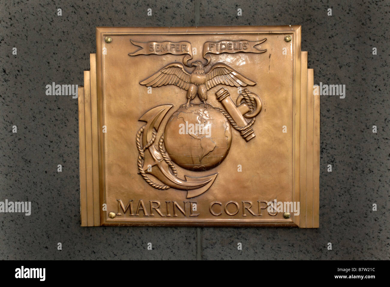 US-Marines offizielle Abzeichen Bestandteil der Veterans War Memorial Wall in der Civic Center Mall in Toledo Ohio Stockfoto