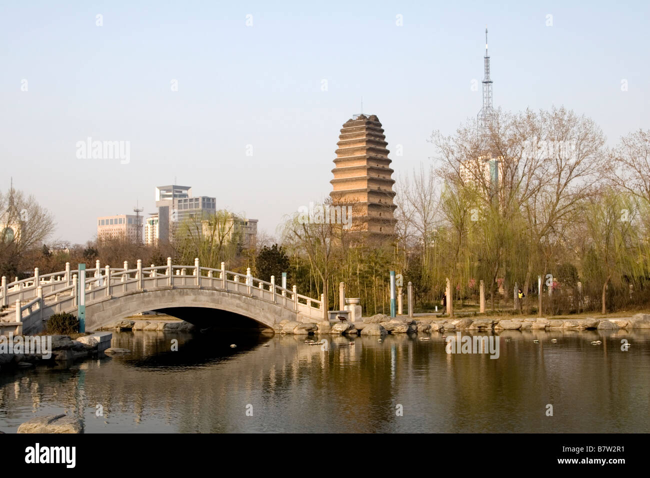 Die kleine Wildgans-Pagode im Park mit Wasserspielen in Xian in China gesetzt. Stockfoto