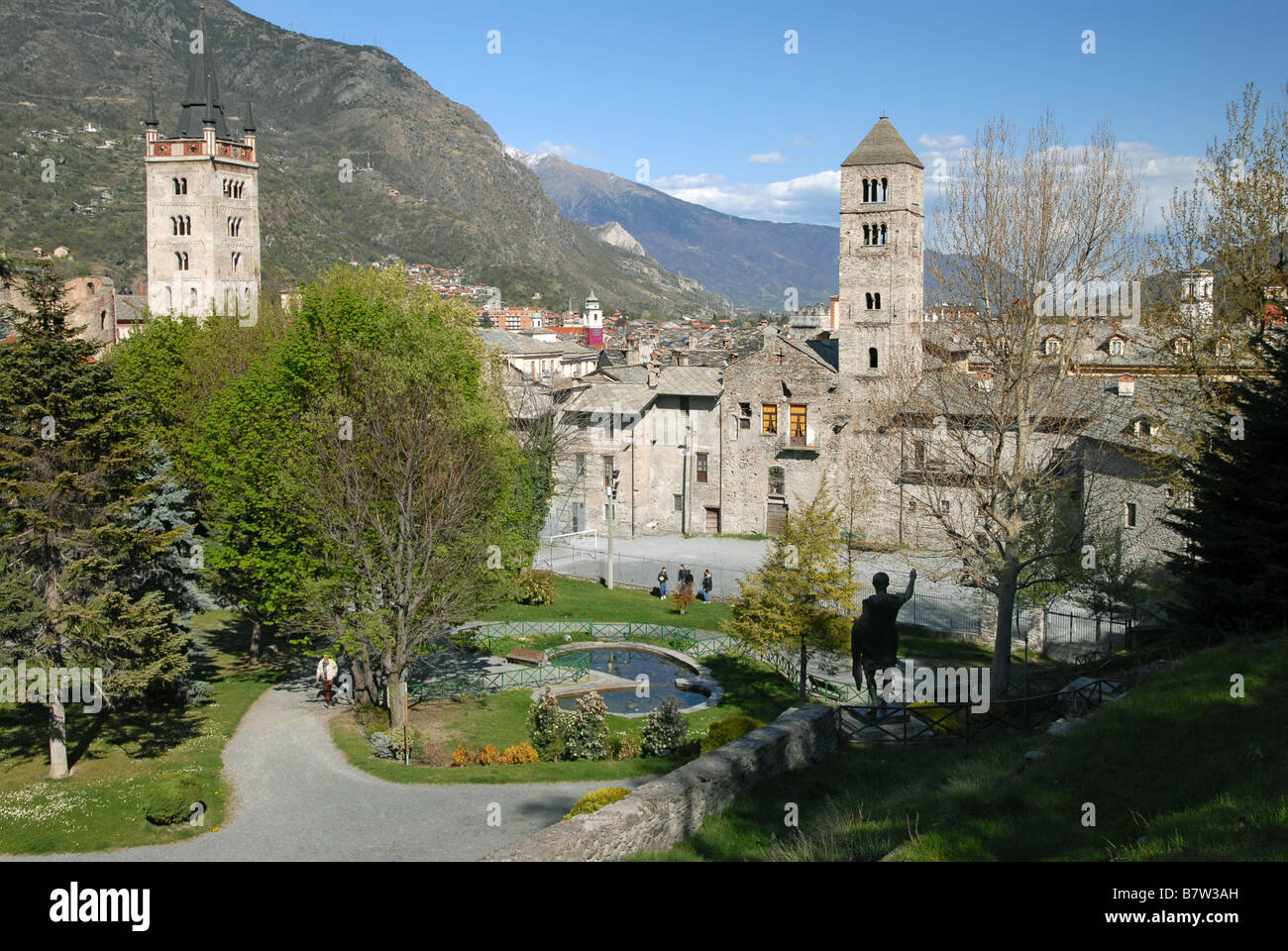 Susa, Piemont, Italien, mit dem Turm der Cattedrale di San Giusto, links. Stockfoto