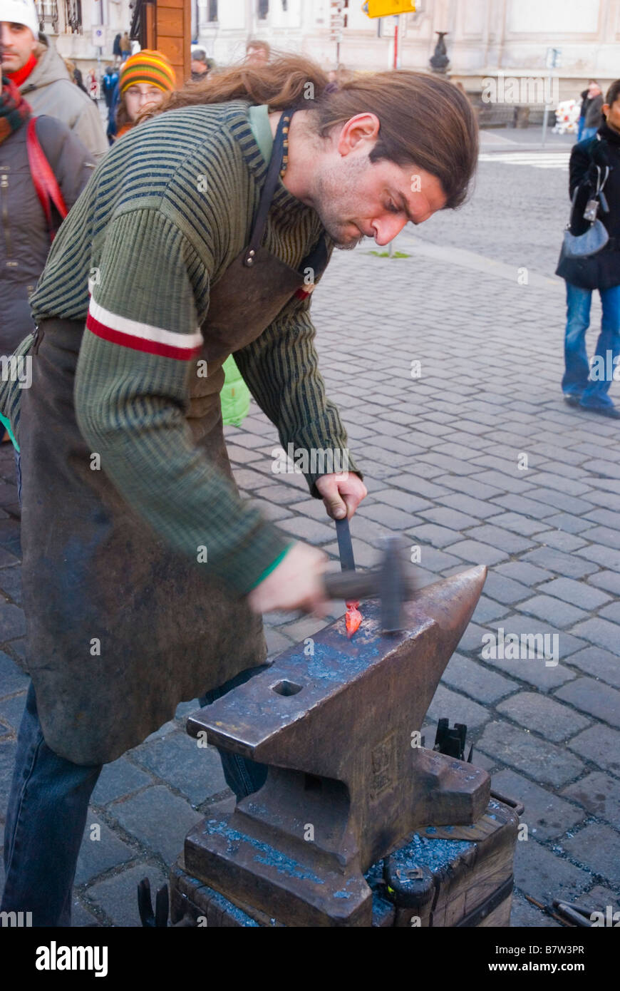 Metallwarenhändler Schmelzen von Metall an Old Town Square Weihnachtsmarkt in Prag Tschechische Republik Europa Stockfoto