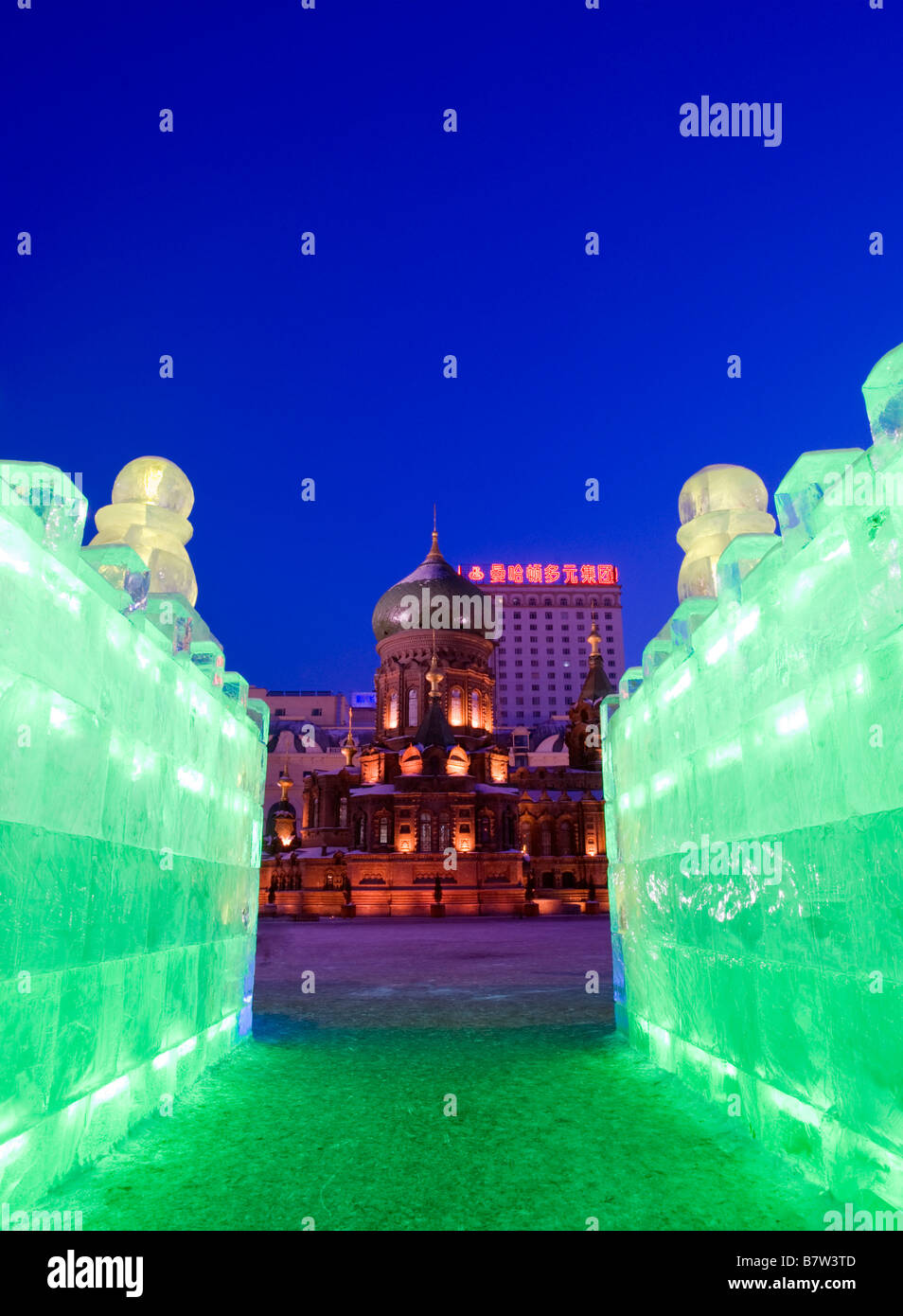 Nacht Blick von der Hagia Sophia Russische Orthodoxe Kirche von innen beleuchtet Eis Skulptur während Ice Festival in Harbin China Stockfoto