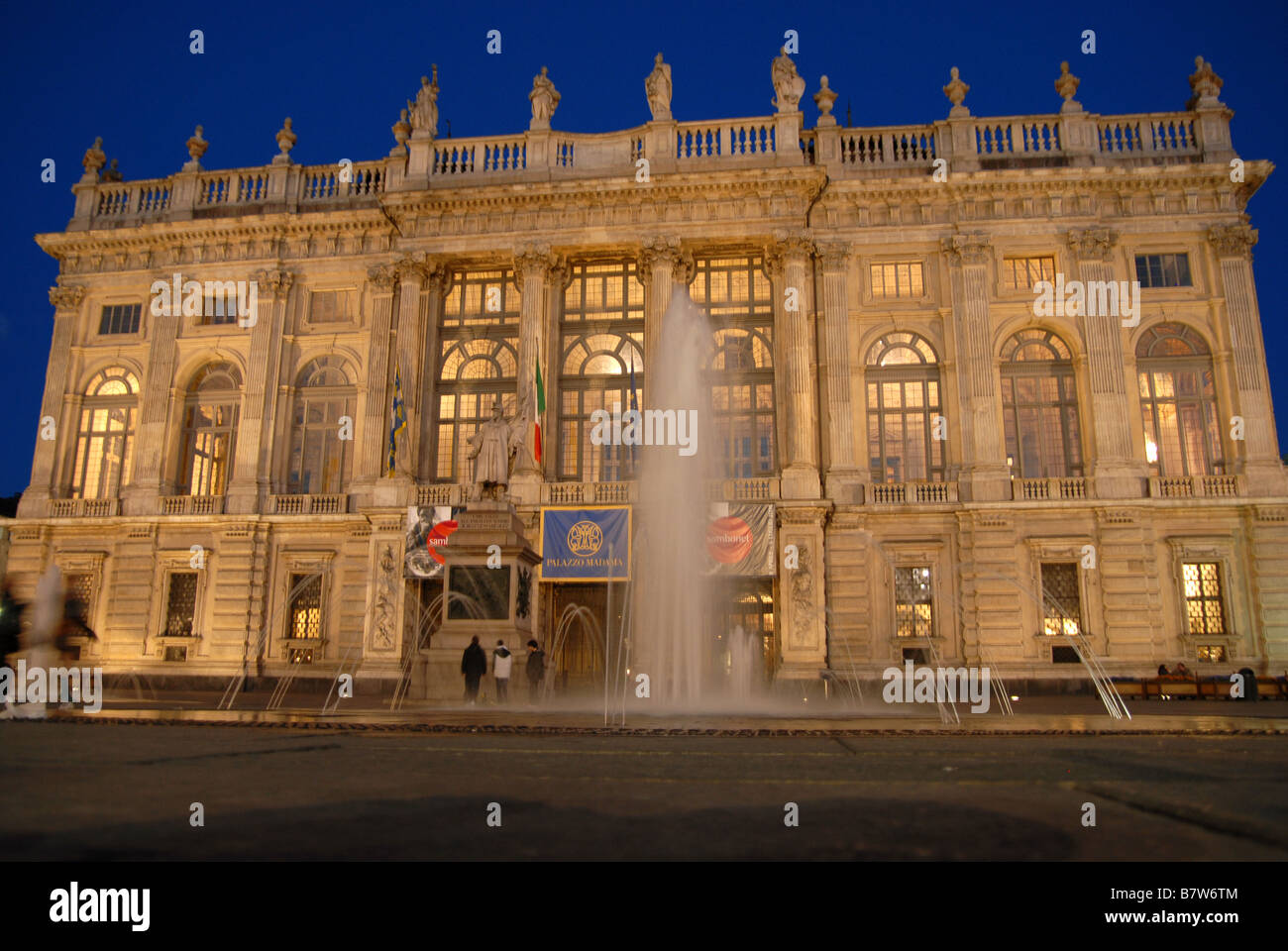 Der Brunnen vor dem Palazzo Madama in Piazza Castello, Turin, Piemont, Italien. Stockfoto