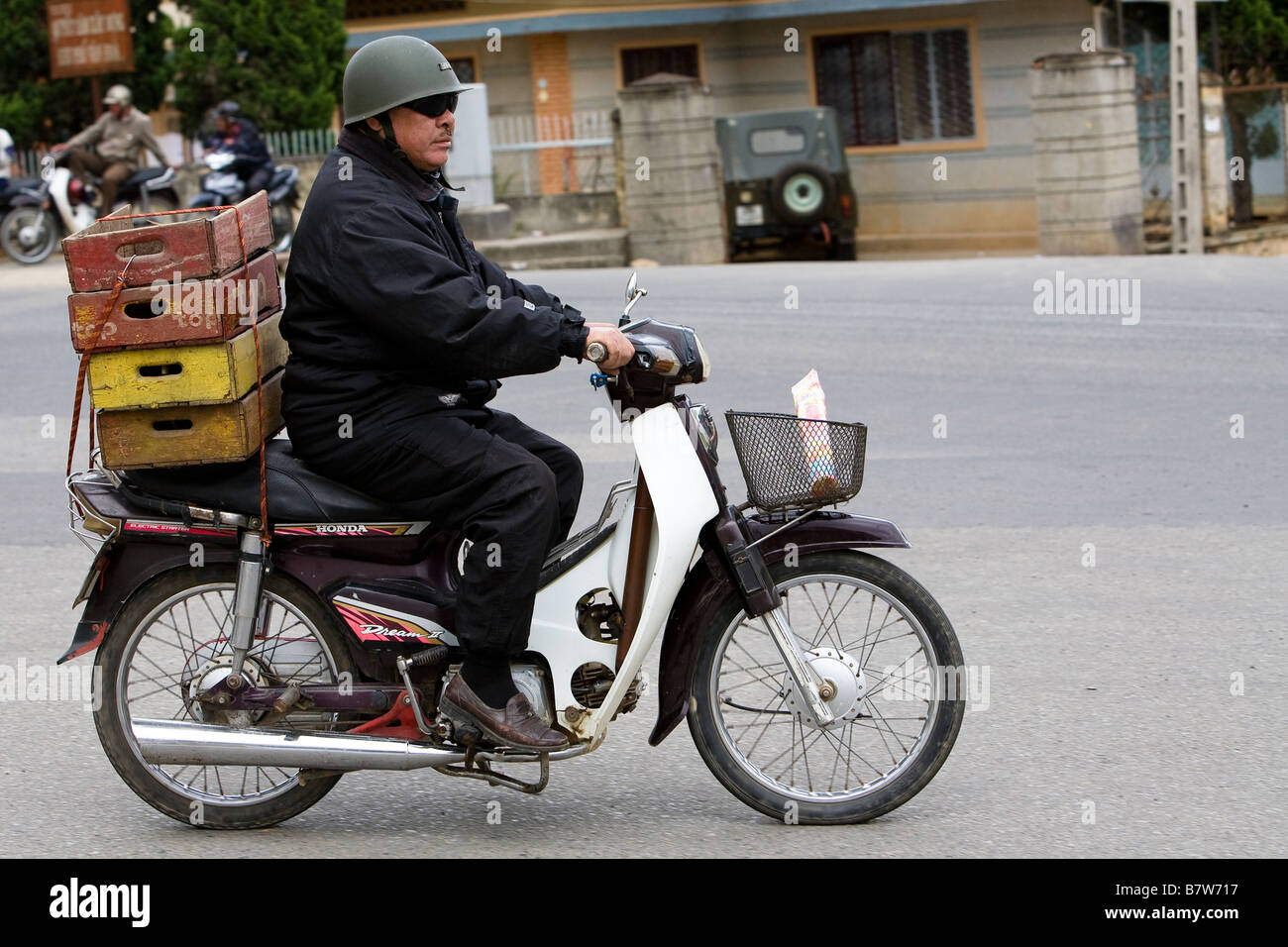vietnamesische Mann auf moped Stockfoto