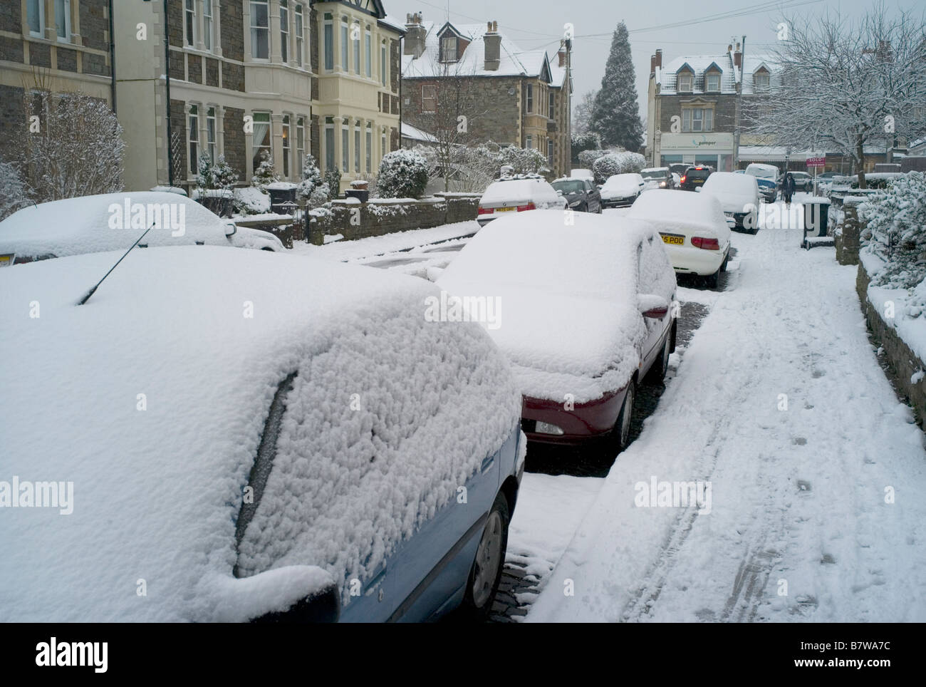 Vorort Straße im Schnee, UK Stockfoto