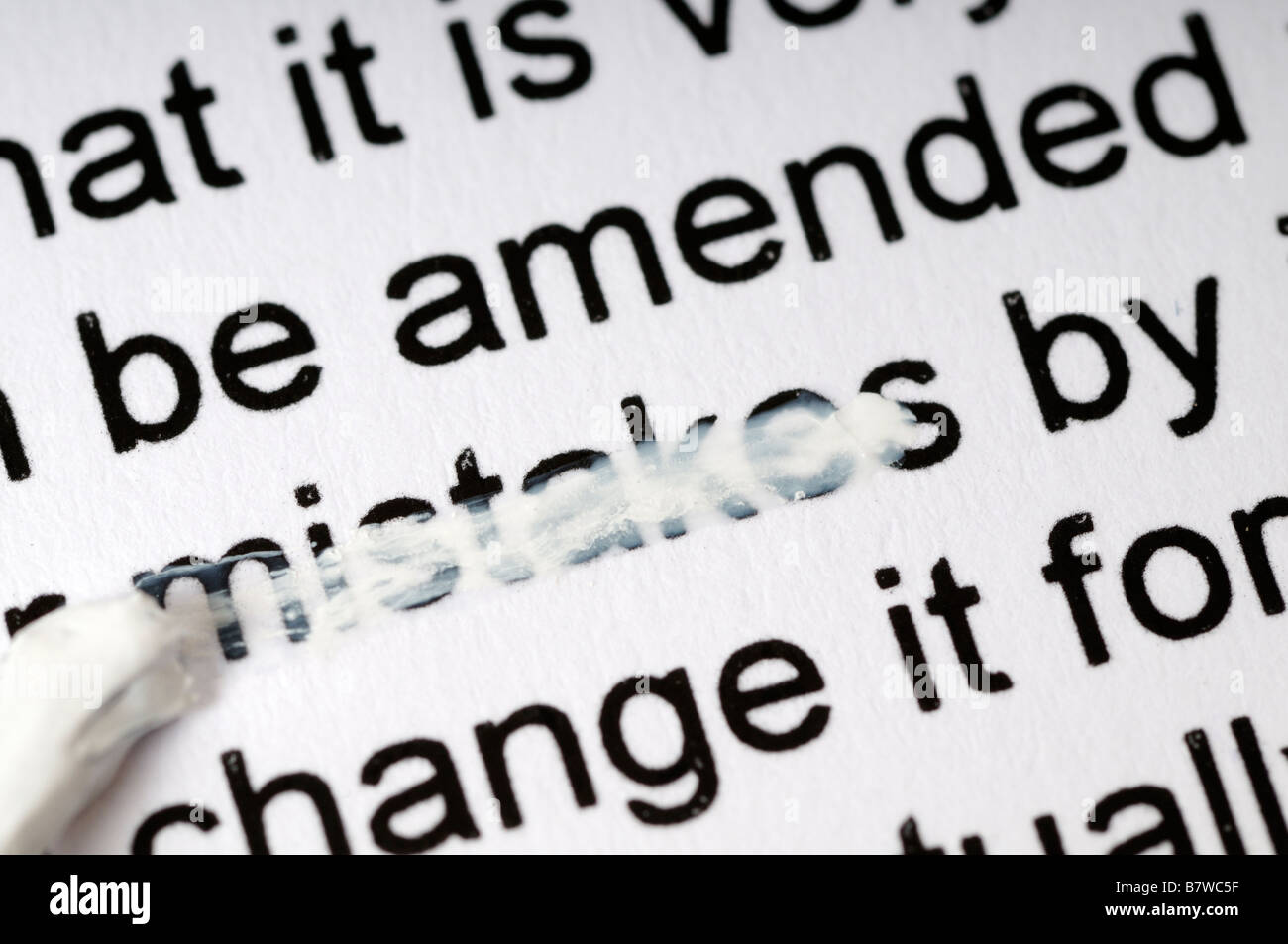 Stock Foto von das Wort Fehler auf ein Stück Papier mit weißer Korrekturflüssigkeit gelöscht werden Stockfoto