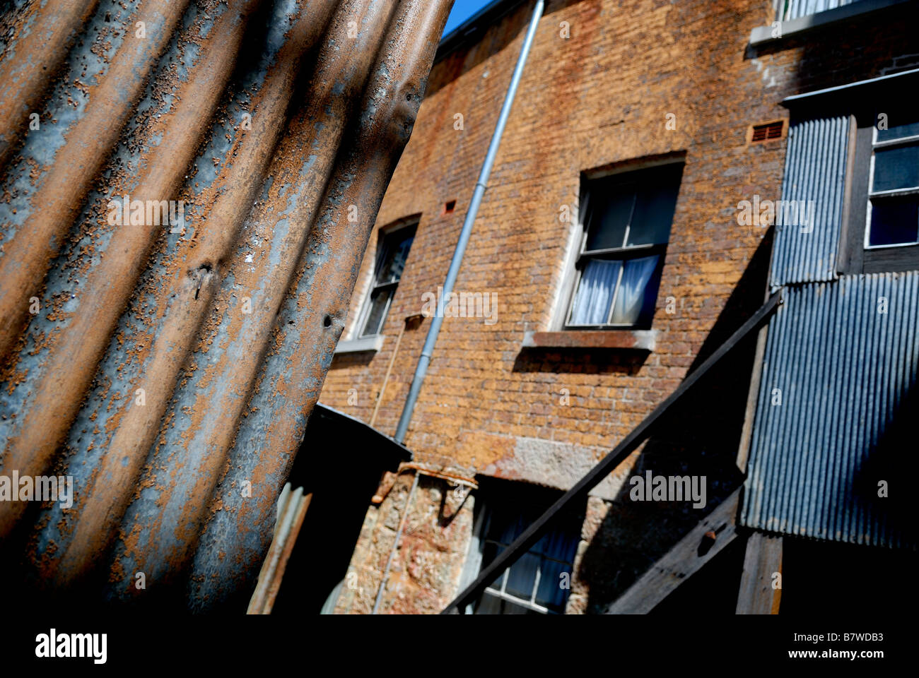 Verrosteten Wellblech im Hinterhof des Susannah Place Museum, The Rocks, Sydney, Australien Stockfoto