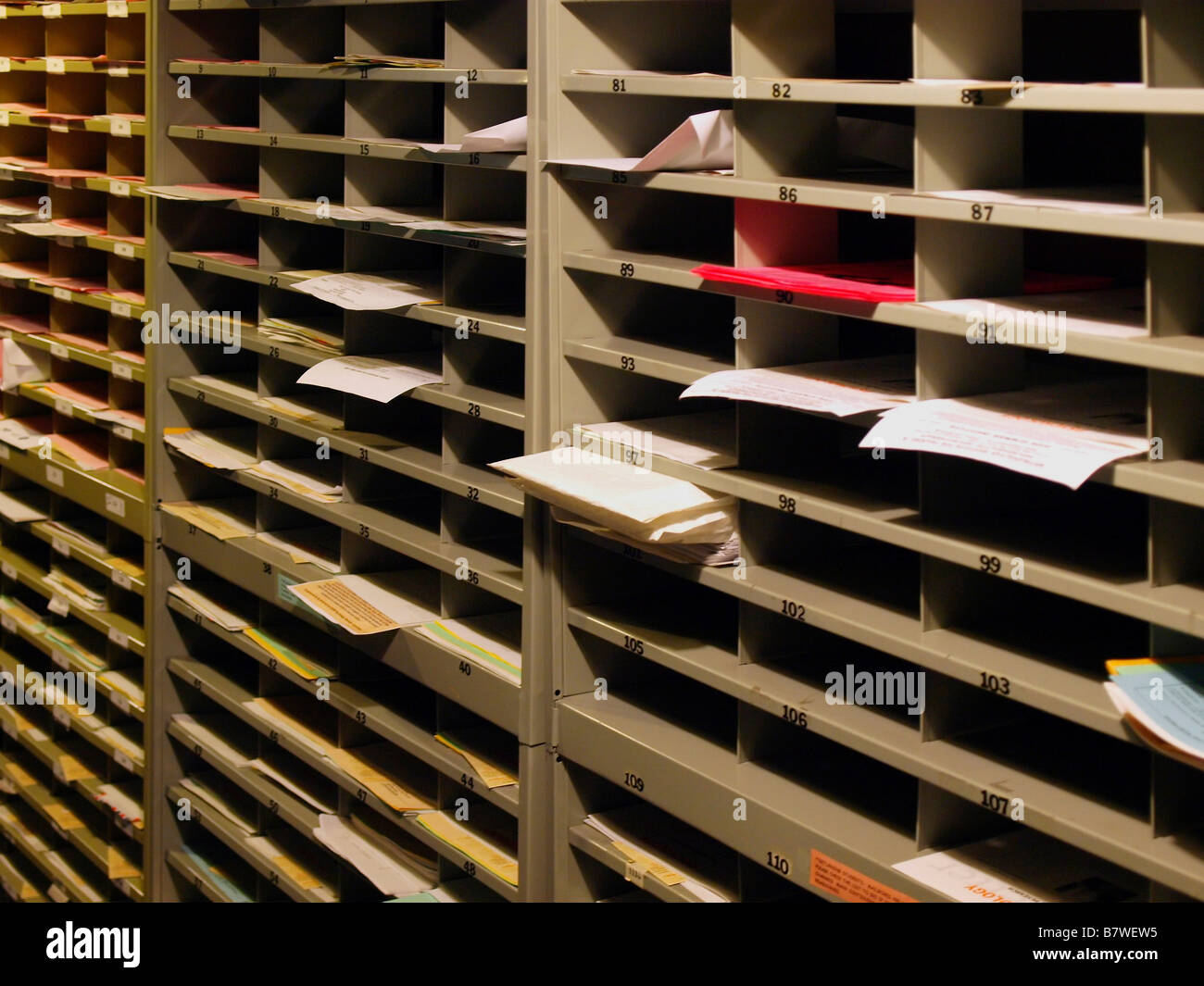 High-Density, wandgroßen Metall Papierkram Trays, Regale oder Postfächer enthalten und Papierkram zu organisieren. Stockfoto