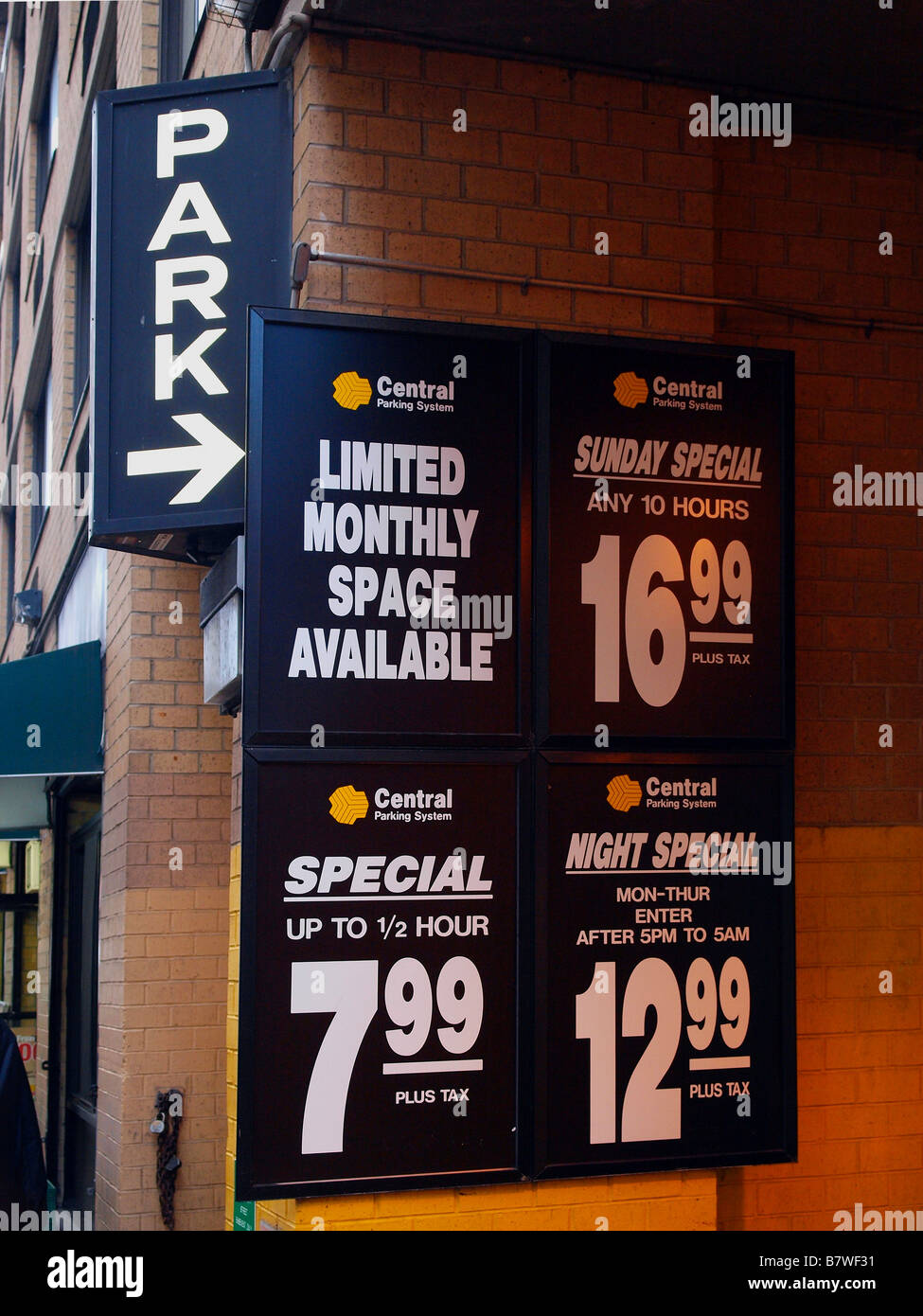Ein Zeichen, enthält Preisinformationen am Eingang zu einem typischen städtischen Parkplatz Garage oder Pay. Stockfoto