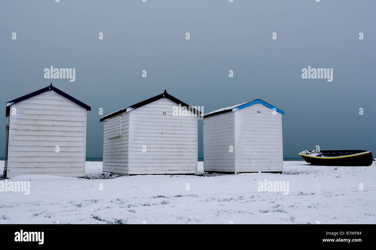 Strandhütten und Fischerboot im Schnee Stockfoto