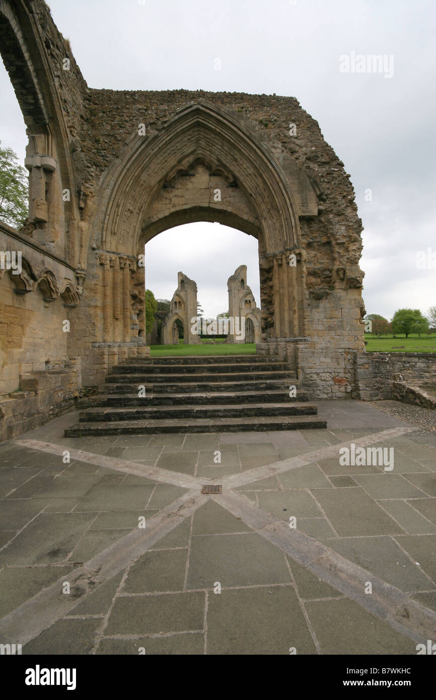 Bogen von Glastonbury Abbey Ruinen der großen sächsischen Abtei mit König Arthur und Königin Guinevere und Avalon verbunden Stockfoto