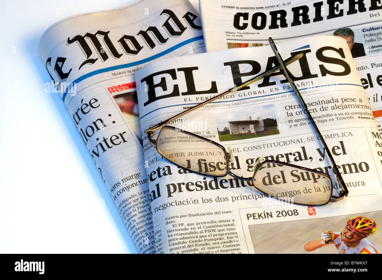 Europäische Zeitungen mit Brille Stockfoto