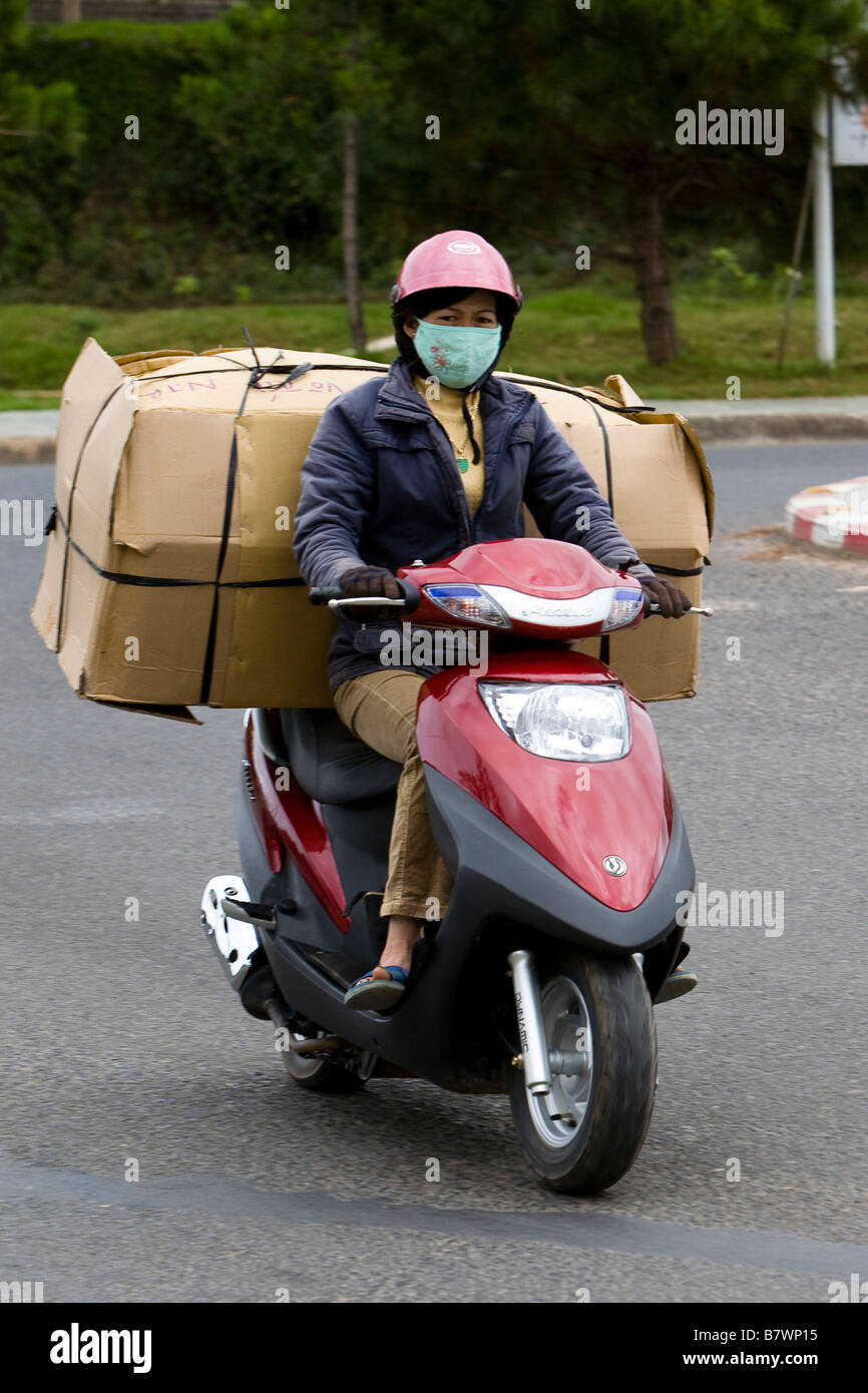 Vietnamesische Frau auf moped Stockfoto