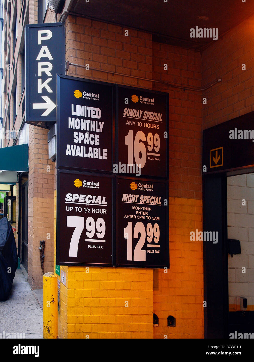 Ein Zeichen, enthält Preisinformationen am Eingang zu einem typischen städtischen Parkplatz Garage oder Pay. Stockfoto