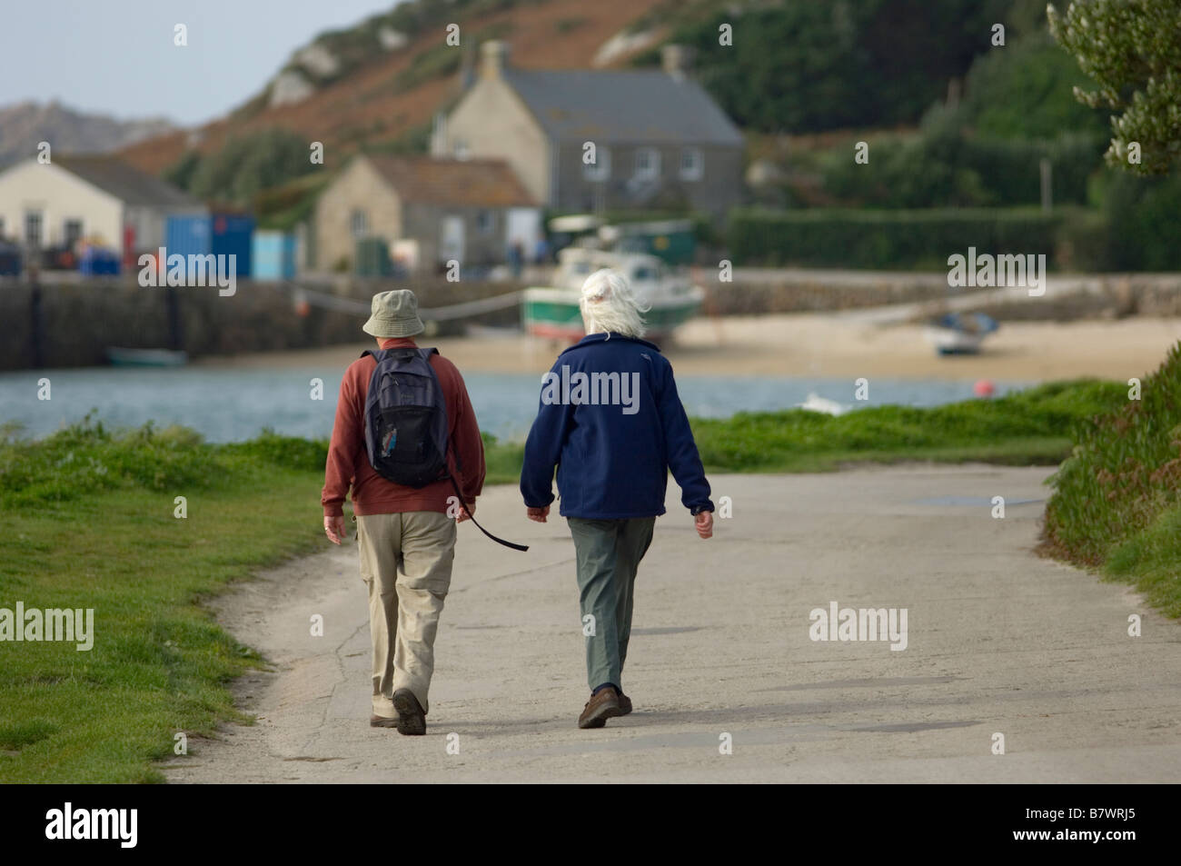 Ein älteres Ehepaar zu Fuß zum neuen Grimsby Quay die Inter Island Fähre zu erwischen. tresco die Scilly-inseln.. England Cornwall.de Stockfoto