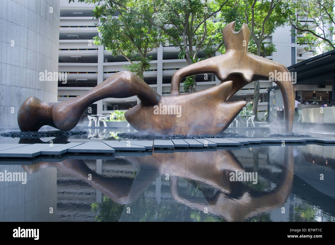 Große liegende Figur Henry Spencer Moore Raffles Hotel Singapore CBD finanzielle Bank Handelszentrum Stockfoto
