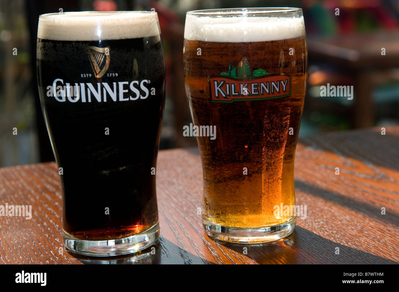 Entwurf eines irischen Biere in einem irischen Pub. berühmten Guinness und Kilkenny Bier. Stockfoto
