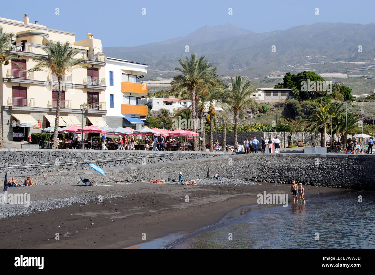 Der Uferpromenade und schwarzen sand Strand im Ferienort und Hafen von San Juan im Süden Teneriffa Kanarische Inseln Stockfoto