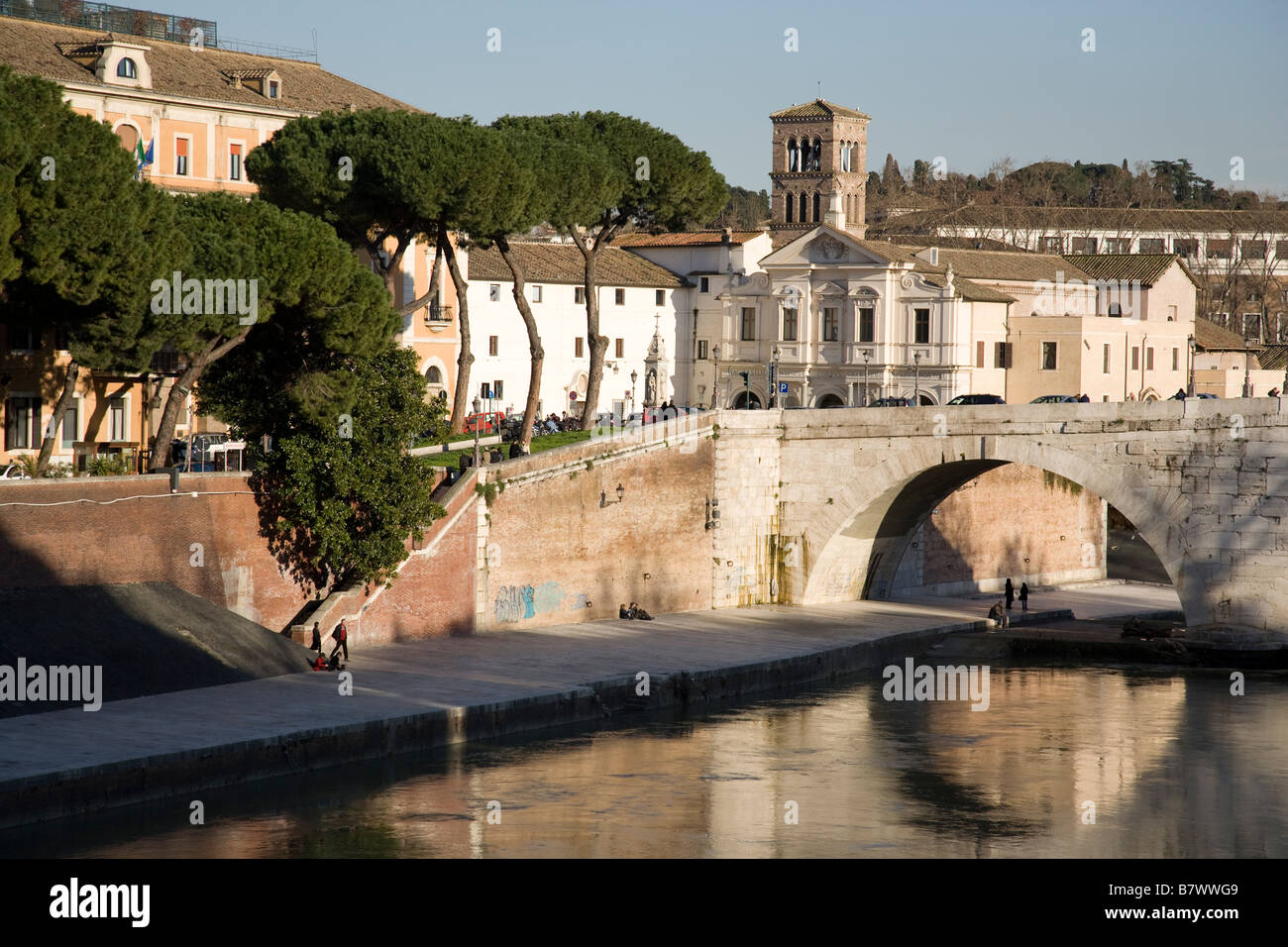 Tiberinsel in den Fluss Tiber in Rom mit einer Spannweite von der Brücke Ponte Cestio Stockfoto
