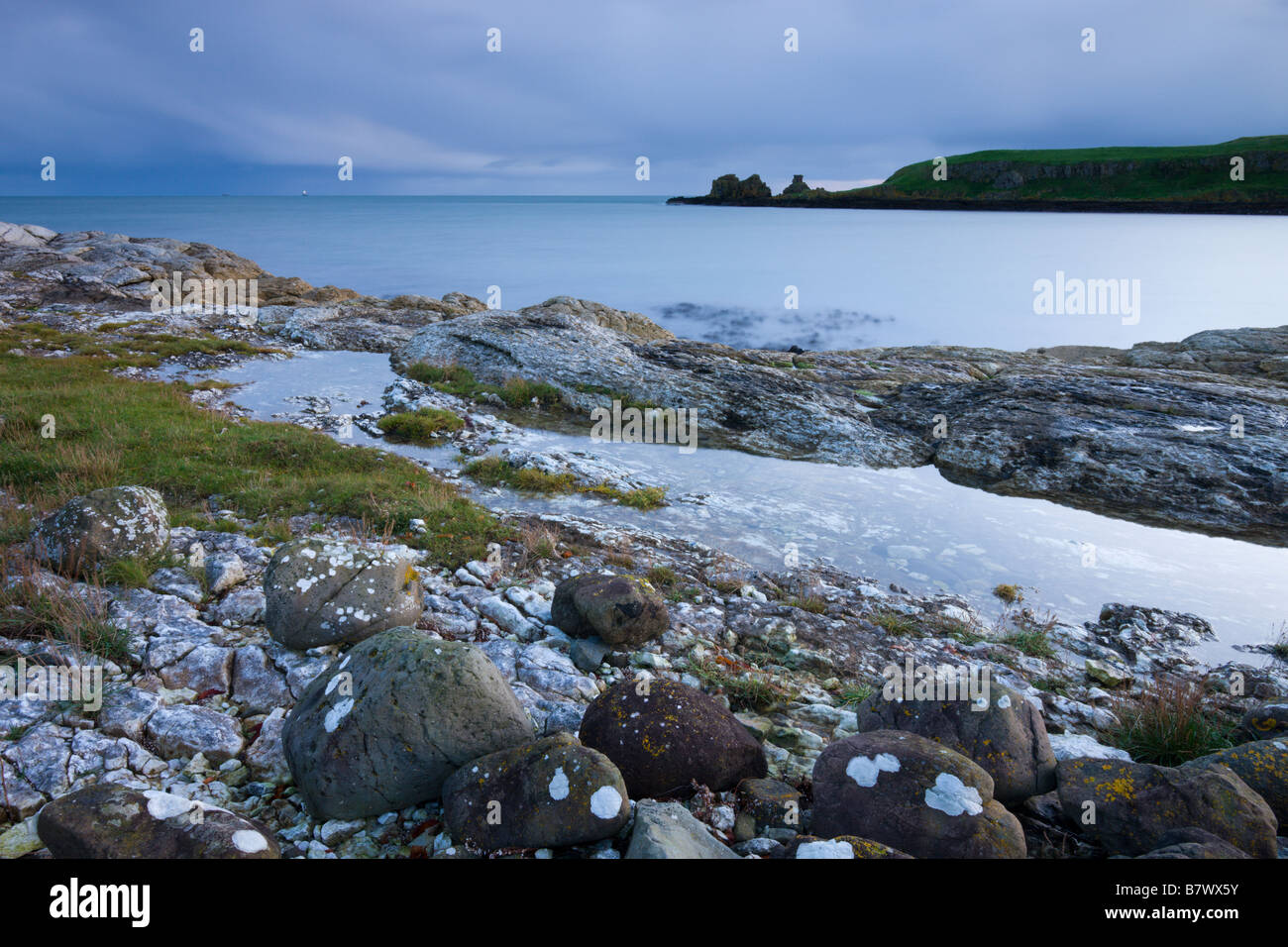 Felsige Küste in der Nähe von Portmuck auf Islandmagee County Antrim Northern Ireland Stockfoto