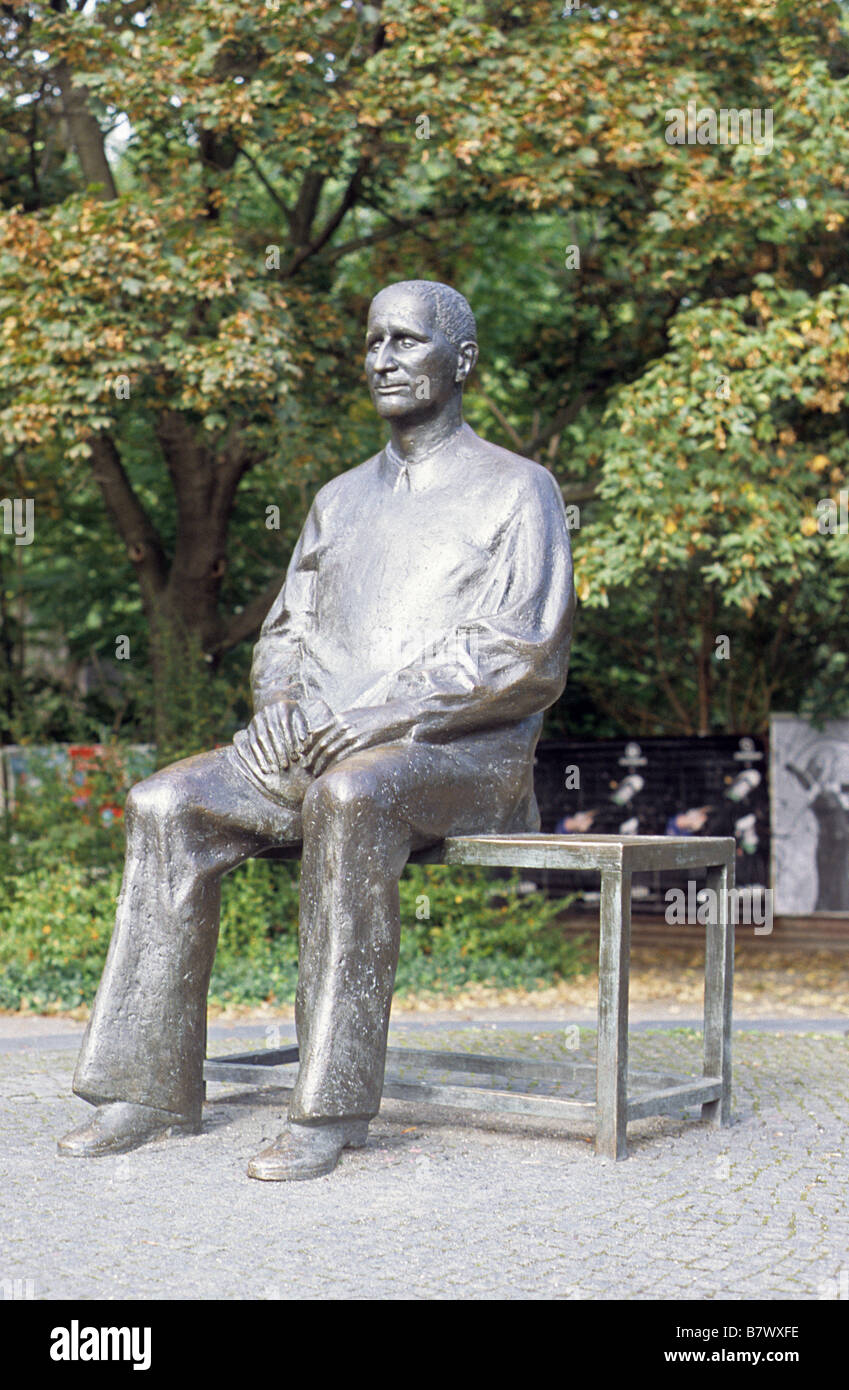 Berlin, Statue von Berthold Brecht neben dem Berliner Ensemble Theater. Stockfoto