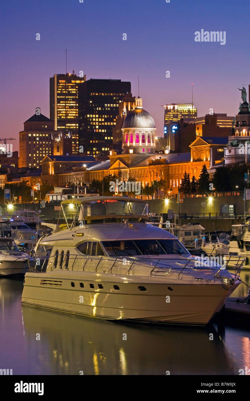 Stadt von Montreal und Yacht Club Montreal gesehen vom Uhrturm in der Nacht in Old Montreal und der alte Hafen Stockfoto