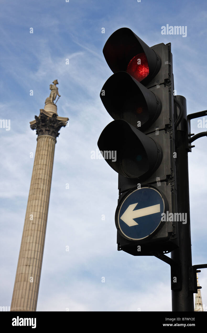 Ampel und Nelsonsäule, Trafalgar Square Stockfoto