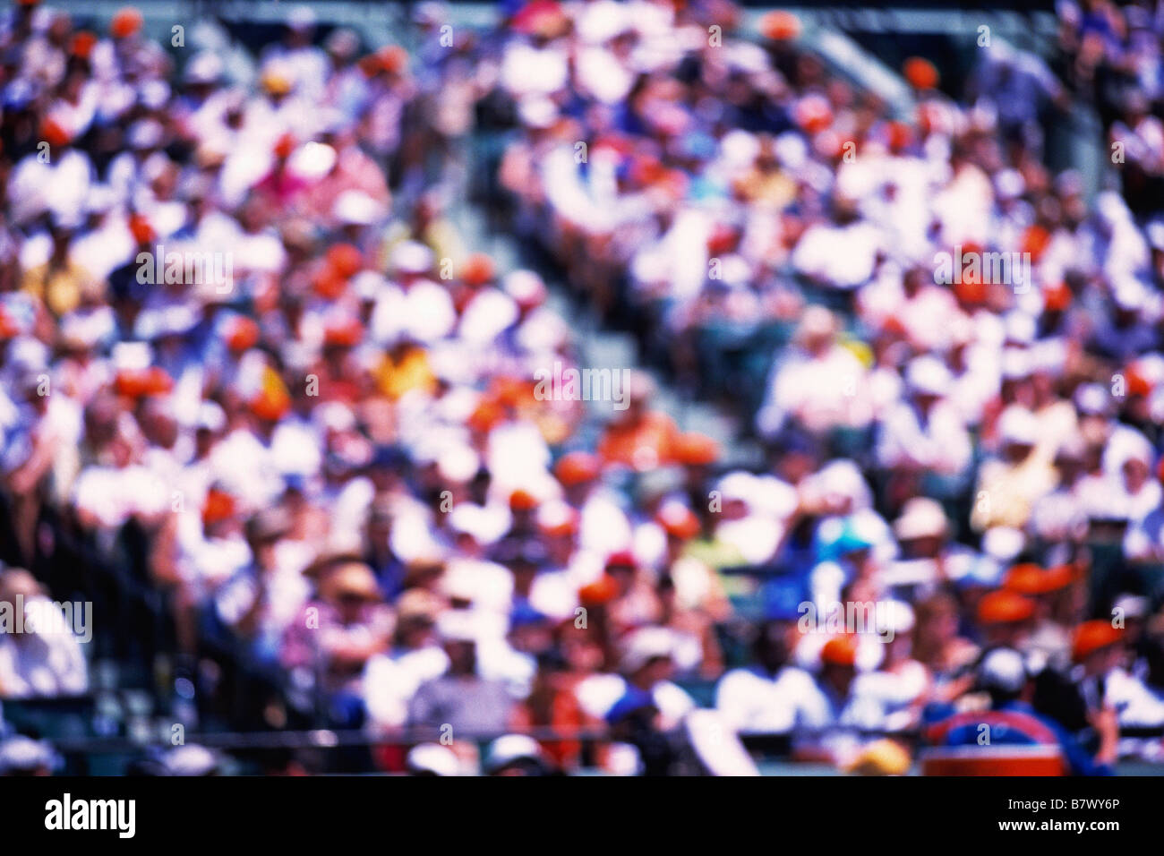 verschwommene Masse im Stadion-Zuschauer Stockfoto