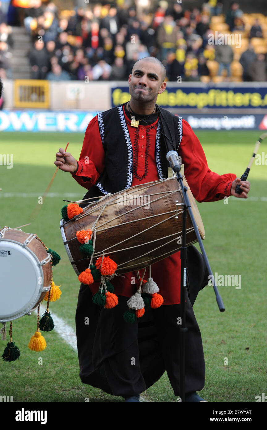 Bhangra Trommler bei Molineux in Wolverhampton, England Stockfoto